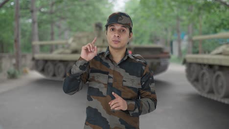hombre del ejército indio hablando a la cámara