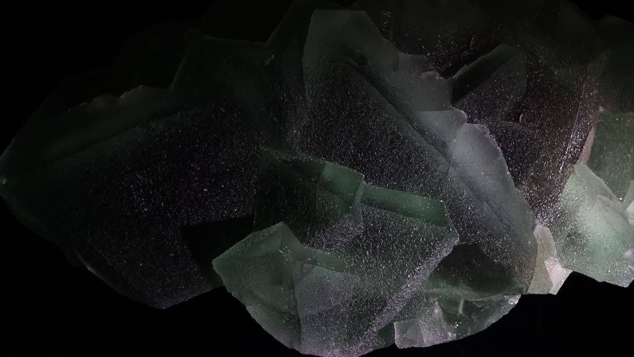 큰 입방체 녹색 결정을 가진 매우 크고 희귀한 형석 형성