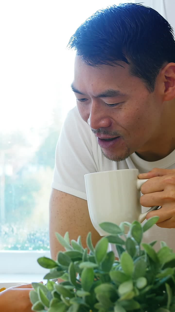 아버지와 아들이 아침 식사를 하고 있습니다.