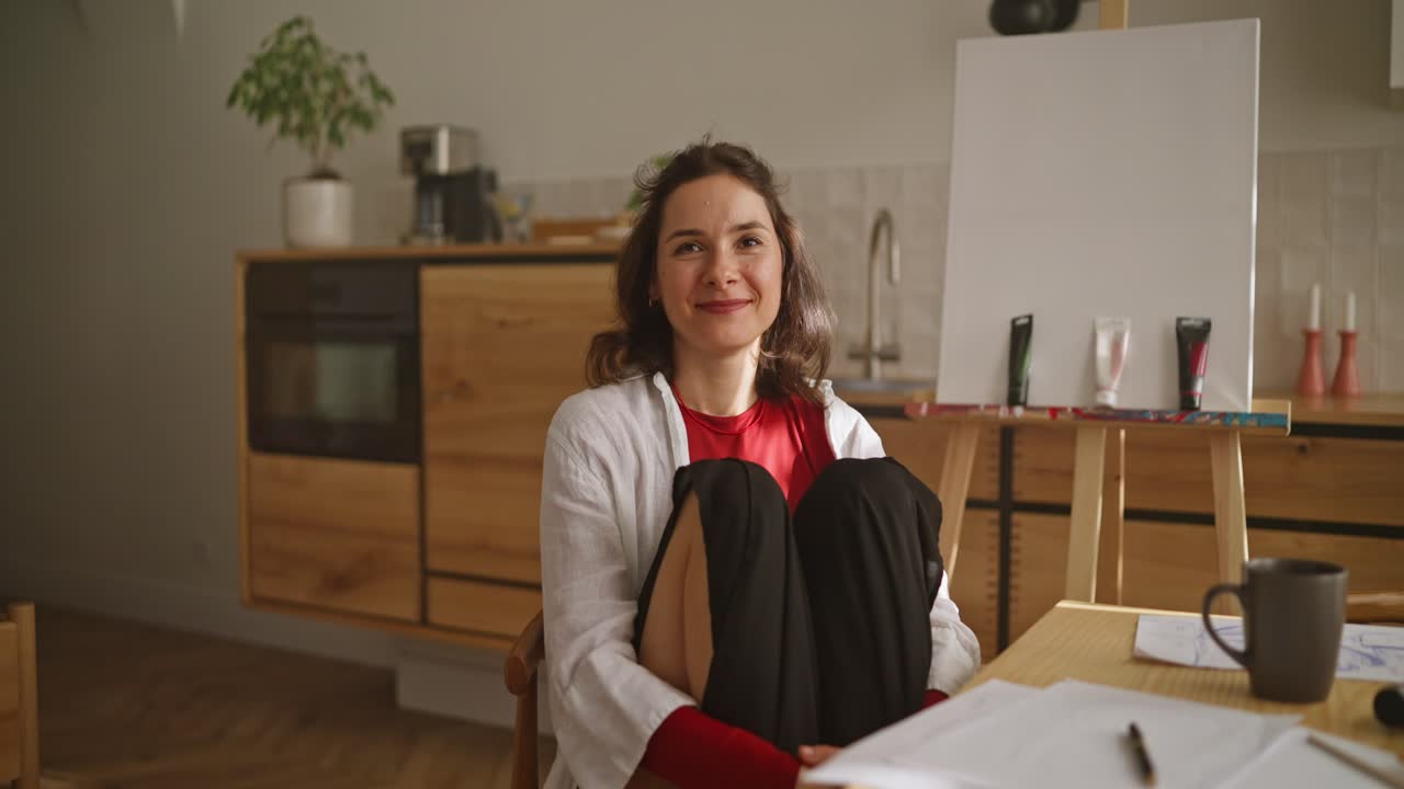 mujer artista en casa