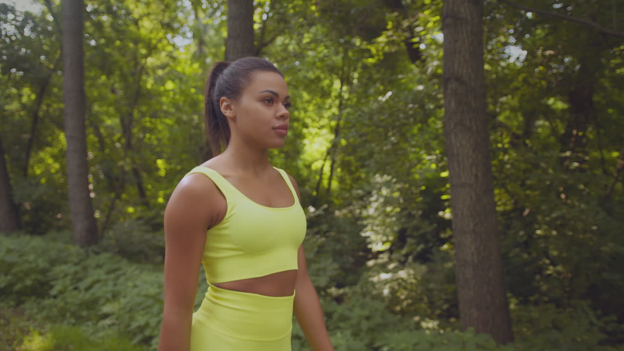 mujer haciendo ejercicio en un bosque