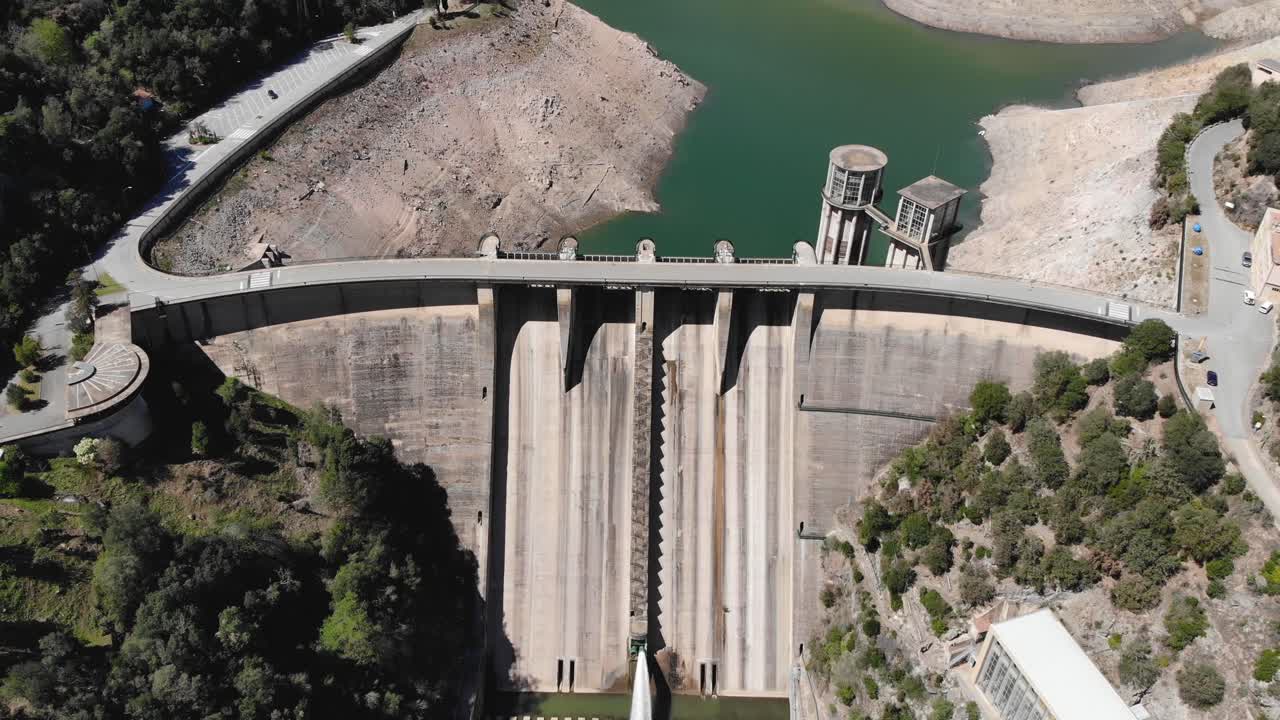 Presa liberando agua. Toma aérea. Toma cenital