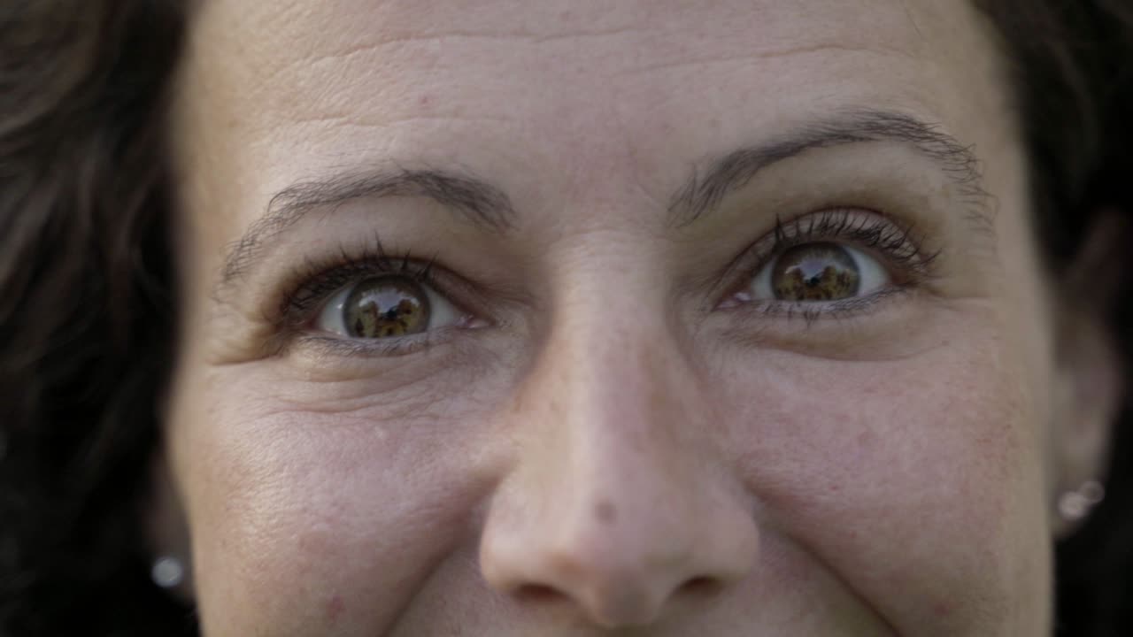 hermosa mujer madura con ojos de avellana.