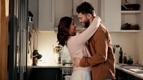 una pareja feliz en la cocina.