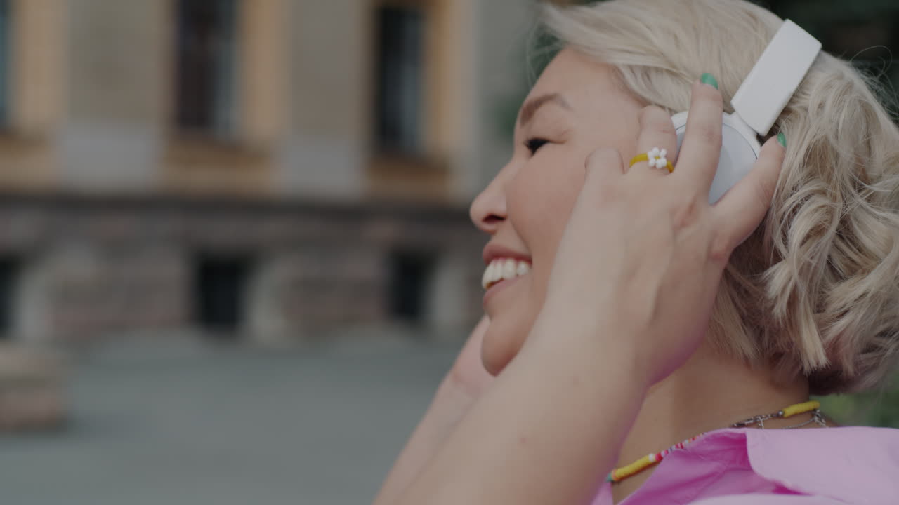 야외 에서 음악 을 듣고 있는 여자