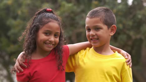 Niños-Lindos-Sonriendo-A-La-Cámara