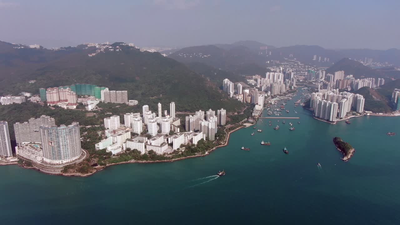 horizonte de la bahía de hong kong y edificios residenciales, toma aérea amplia a gran altitud