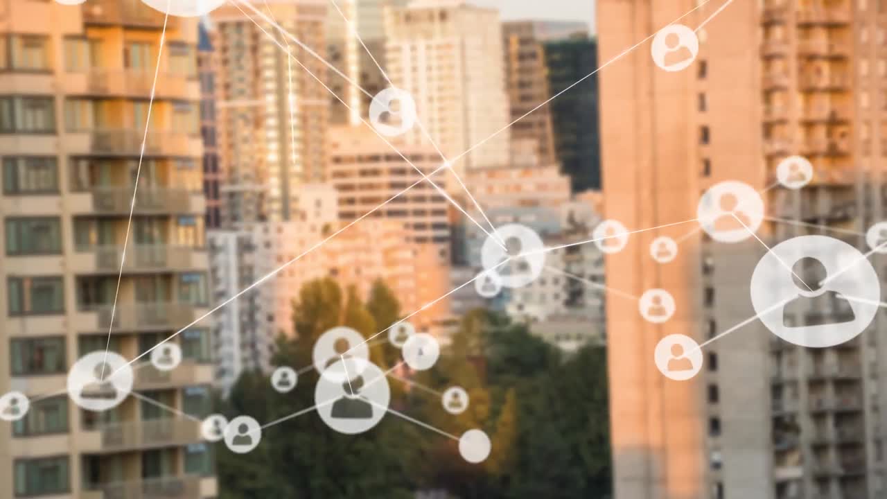 animación de una red de iconos de perfil contra una vista aérea de edificios altos