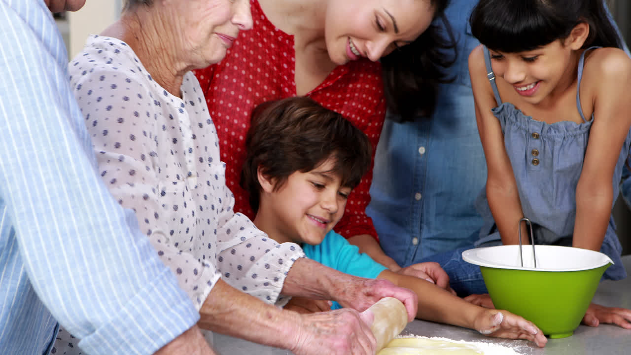 familia de varias generaciones horneando juntos