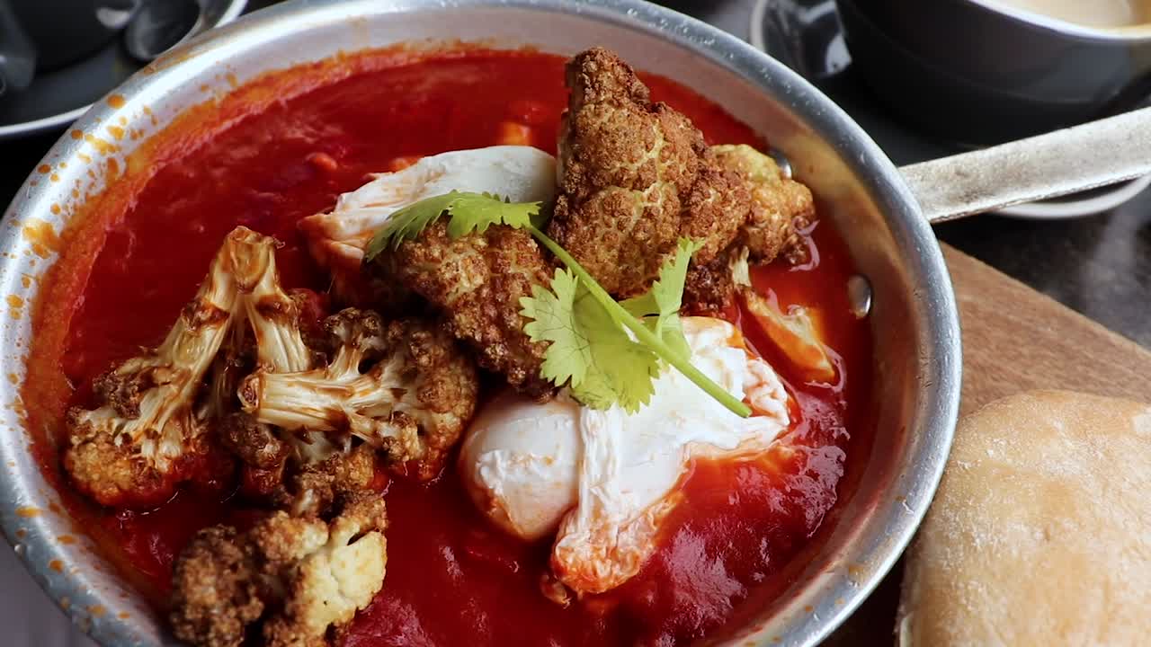 toma en cámara lenta de shaksouka para el desayuno