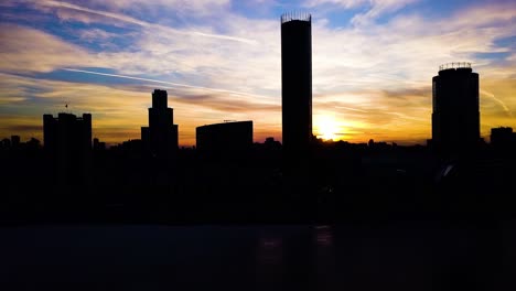 silueta de la ciudad al atardecer