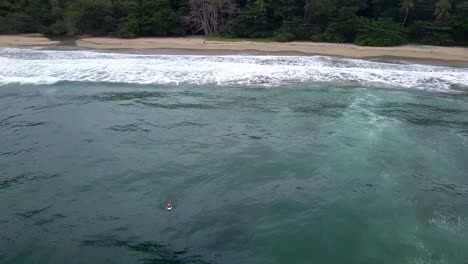 Surfista-Remando-Al-Atardecer-Hacia-Olas-Tranquilas-En-Centroamérica