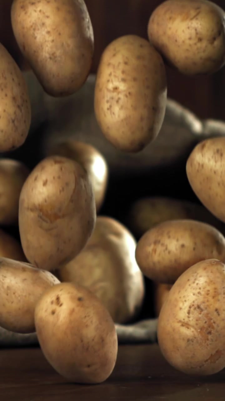 Patate fresche che cadono in un sacco di iuta al rallentatore