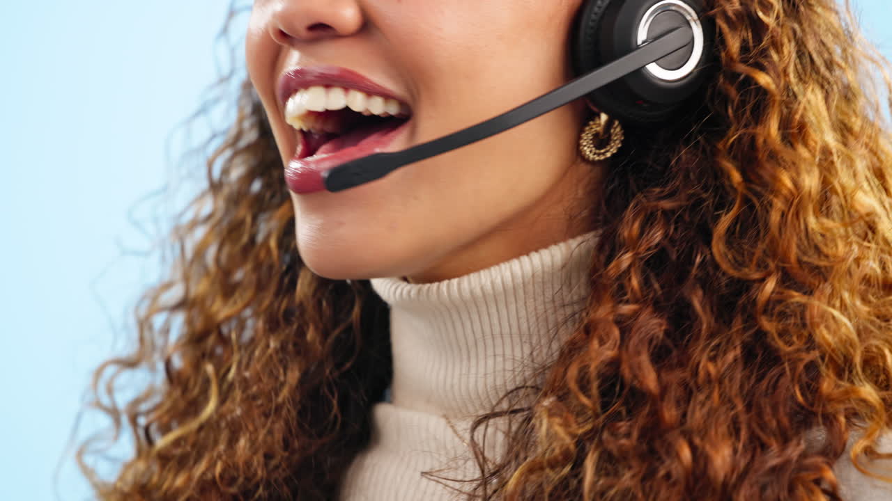 Primo piano, cuffie e donna con telemarketing