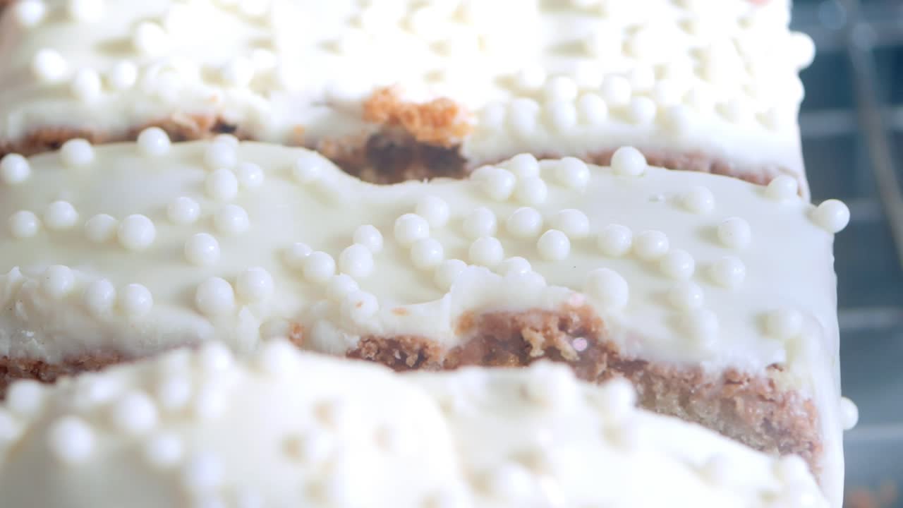 Biscotti con cioccolato bianco e zuccherini