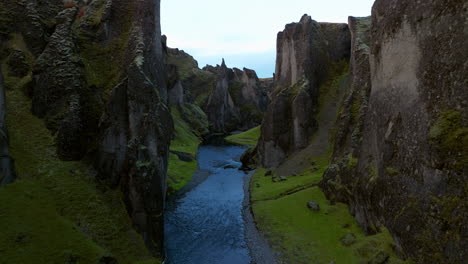 cañón de fjadrargljufur y río fjadra al anochecer en el sur de islandia