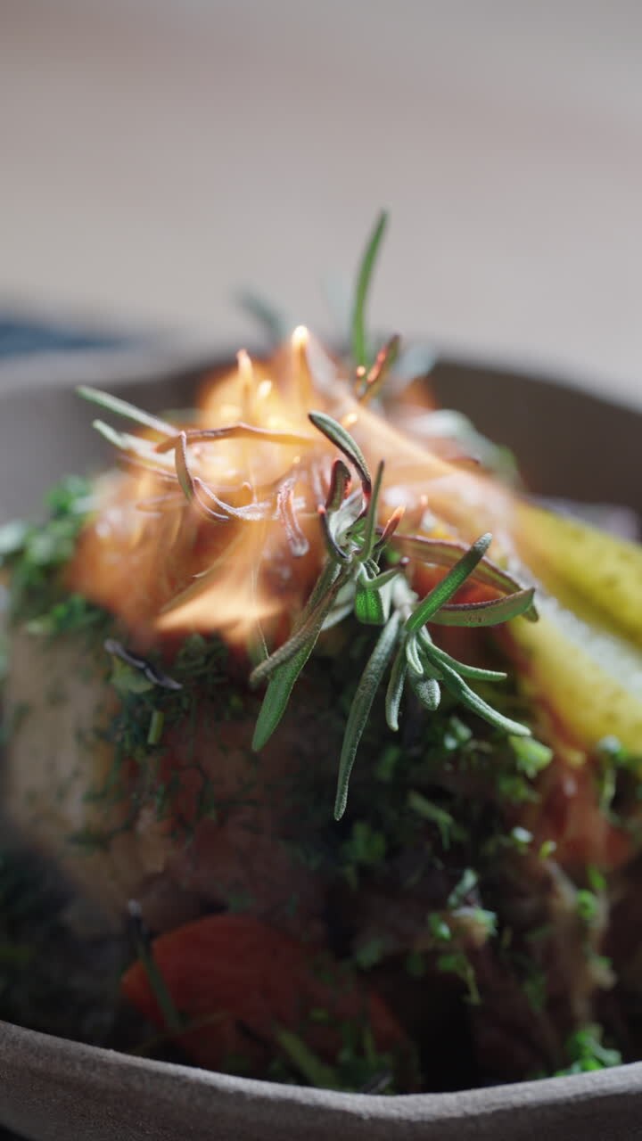 Délicieux plat flambé aux herbes et au romarin
