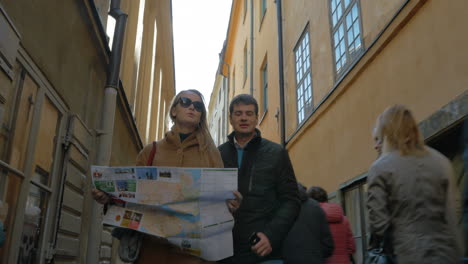 turistas caminando por la ciudad con un mapa en la mano