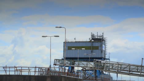 edificio de muelle abandonado y pórtico con nubes corriendo detrás