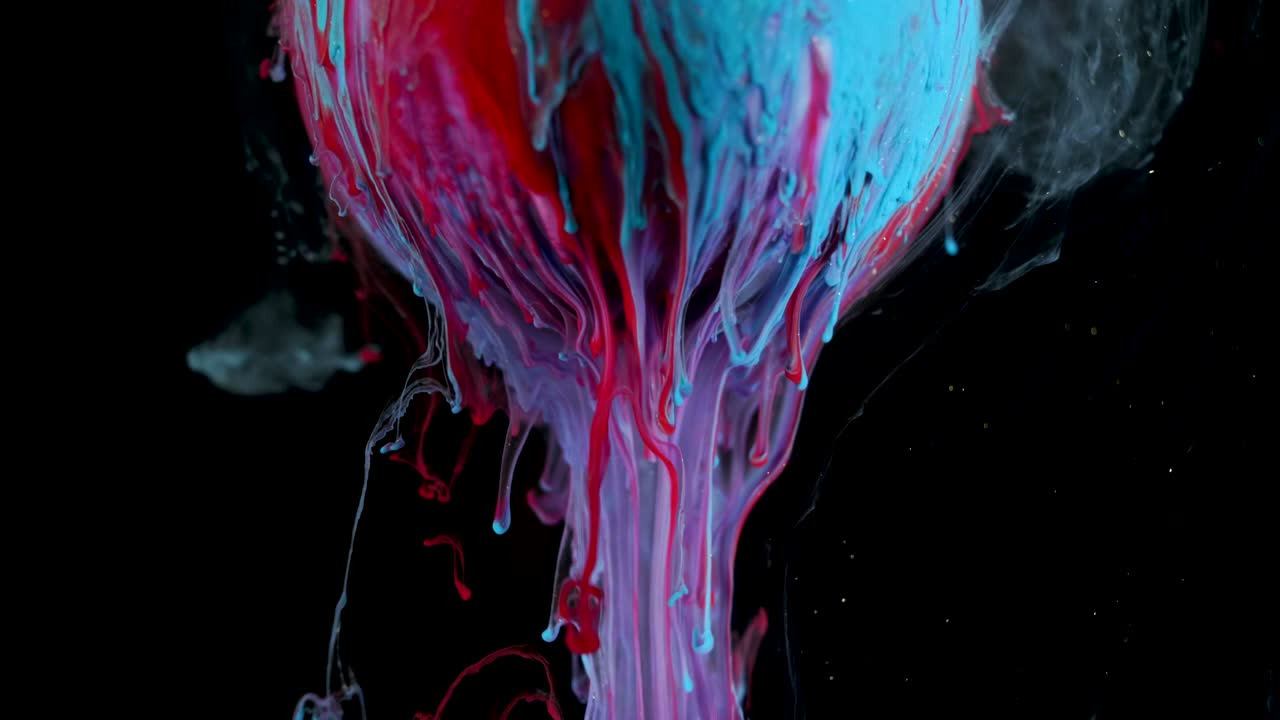 다채로운 잉크 페인트가 천천히 공에서 흘러나옵니다.