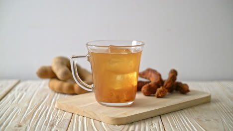 deliciosa bebida dulce jugo de tamarindo y cubo de hielo - estilo de bebida saludable