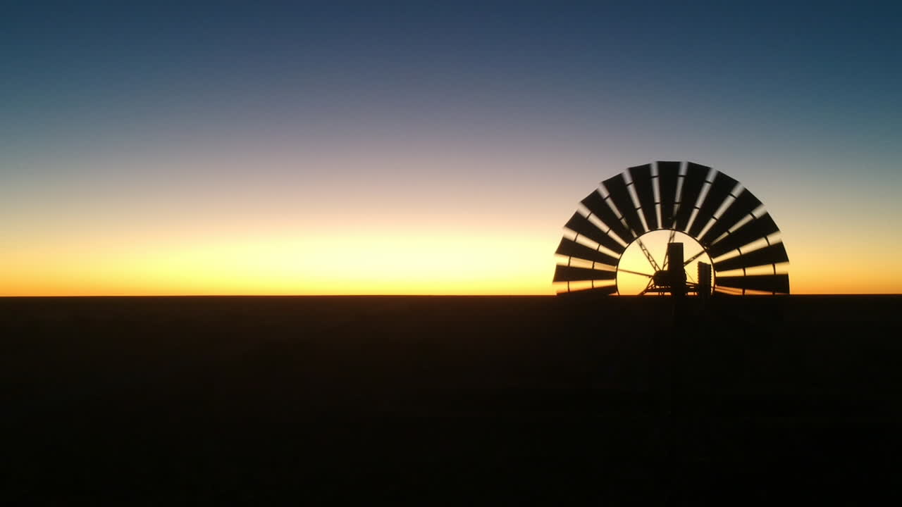 실루엣 풍차 검정 및 빨강 오렌지 선셋 오스트레일리아의 시네마틱 드론 비디오