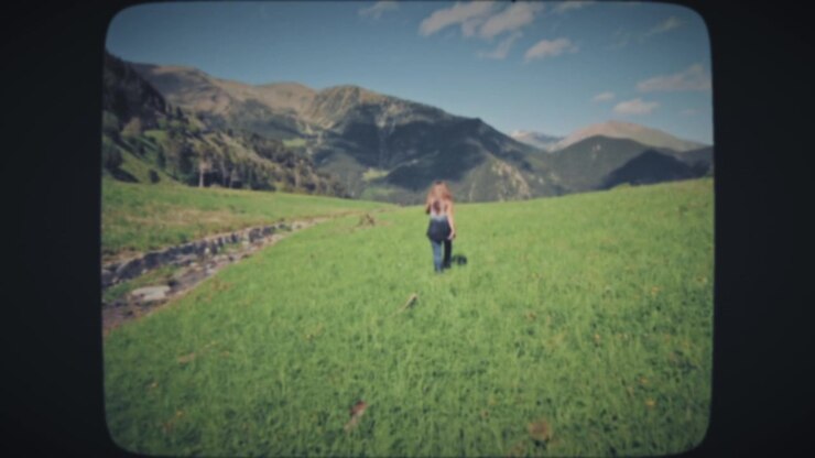 Donna che cammina su un prato in montagna