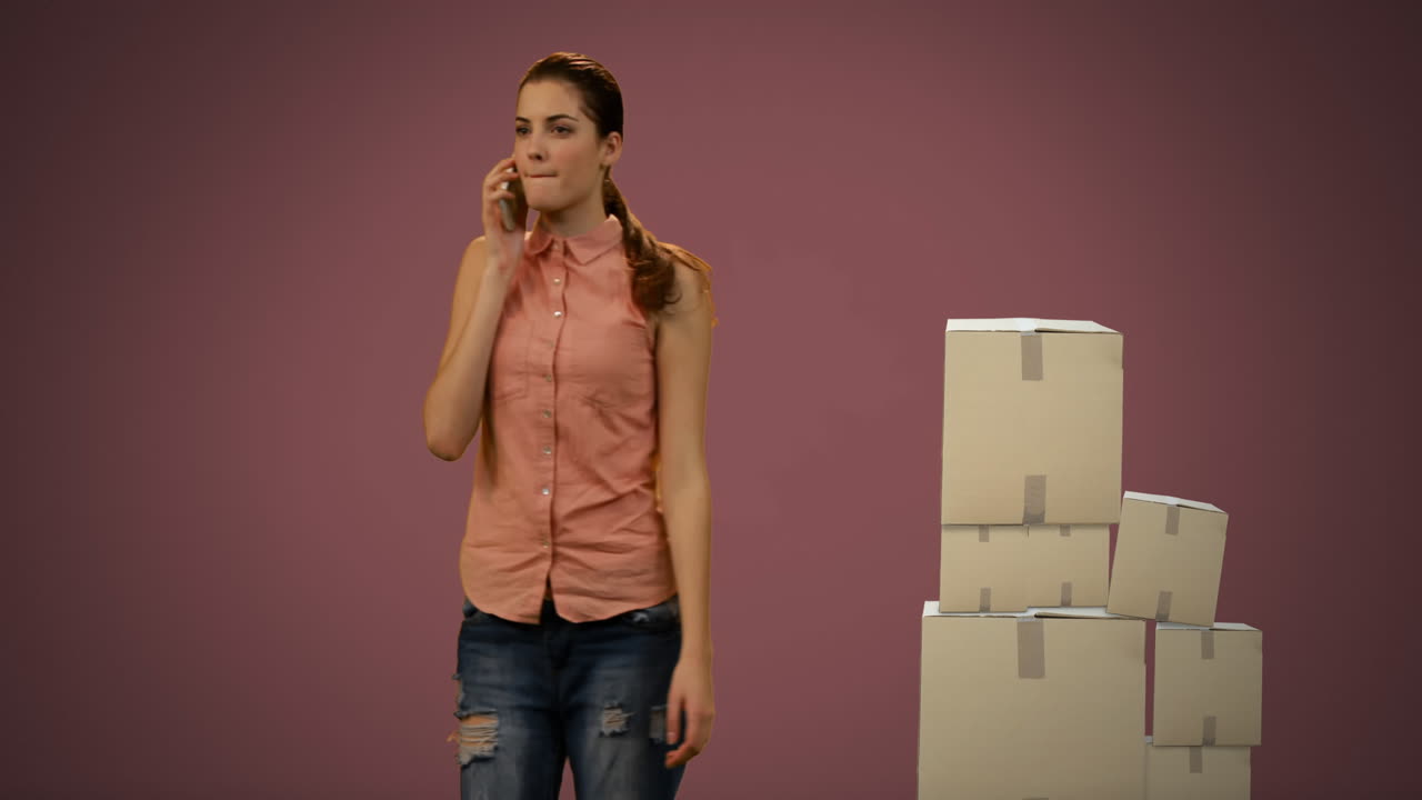 animación de una mujer hablando en un teléfono inteligente con una pila de cajas en un fondo rojo