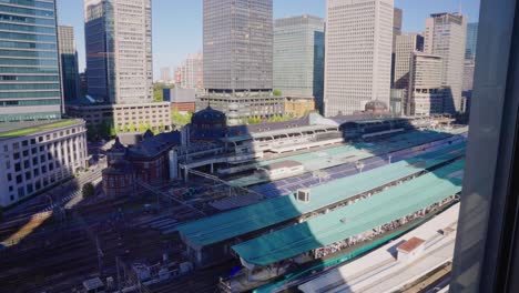 Estación-Y-Ciudad-De-Tokio,-ángulo-Alto-Que-Establece-La-Vista-De-Toma-Japón-4k