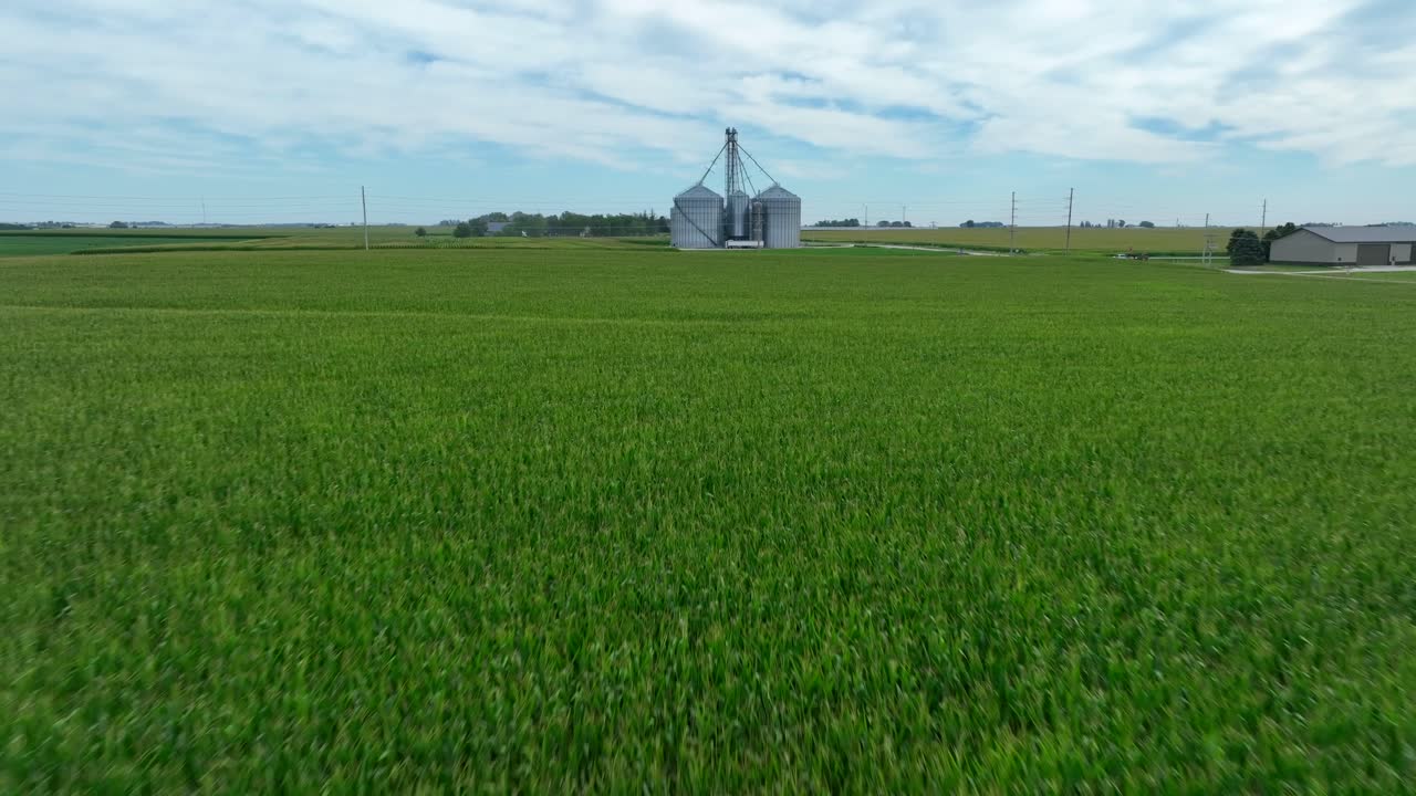 воздушный полет над кукурузным полем в сторону зернового лифта на среднем западе сша