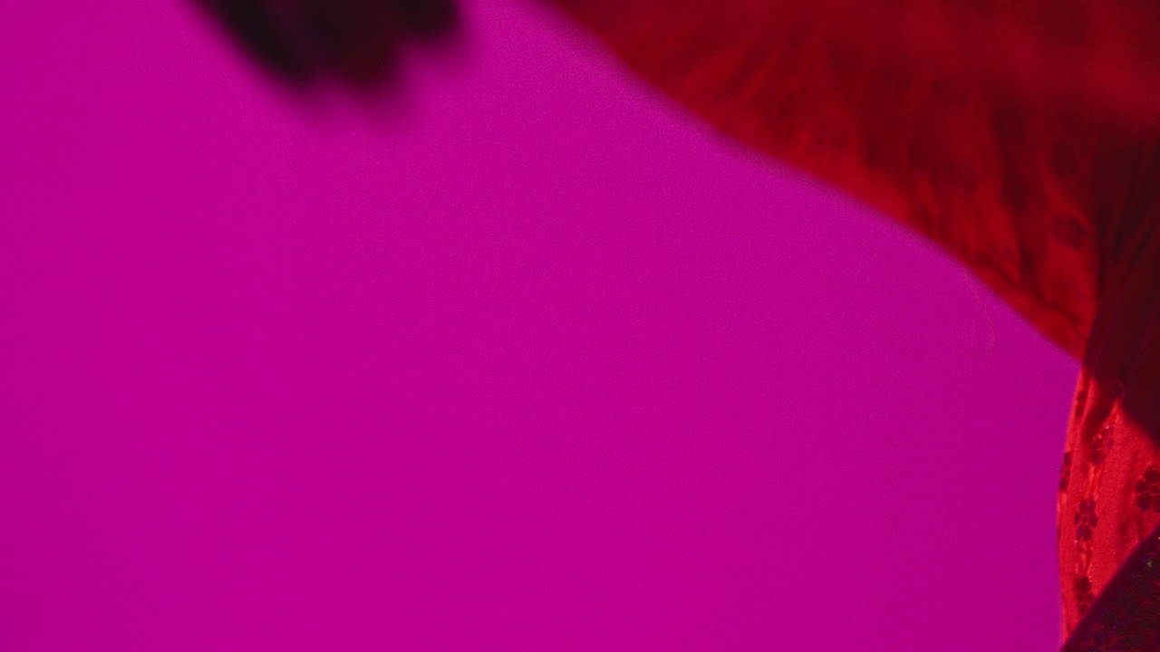 보라색 배경에 전통적인 인도 의상을 입고 춤을 추는 여성 카타크 댄서의 손에 가까이