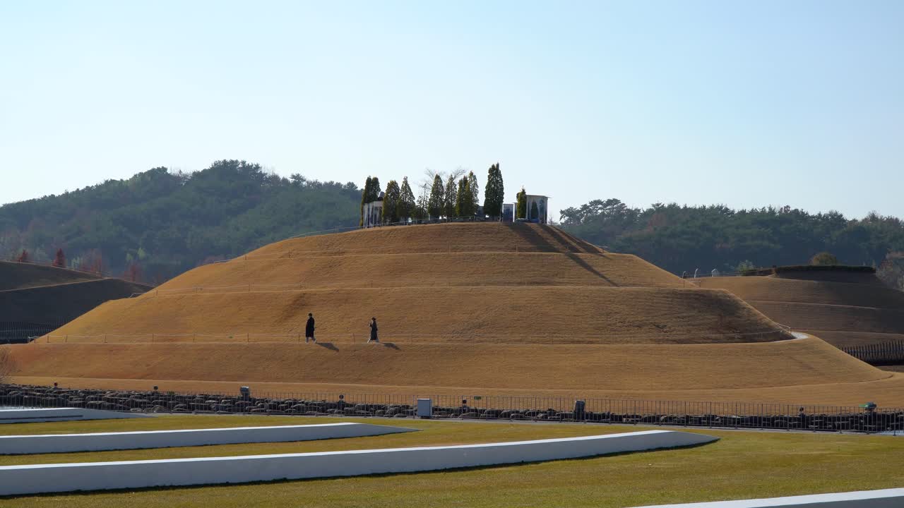 순천만국가정원, 호수정원 - 가을봉화산 산책하는 두사람 - 멀리 보이는 광활한 풍경