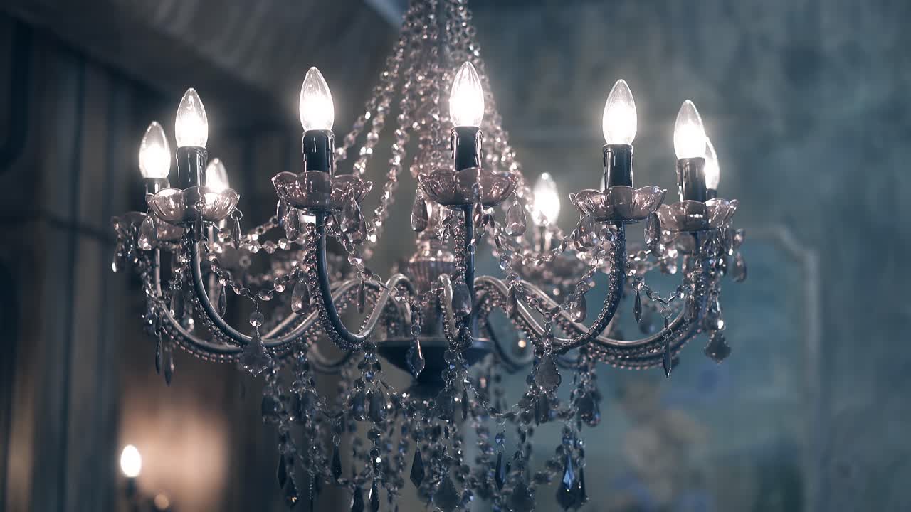 투명 한 펜던트 와 불타는 램프 를 가진 아름다운  ⁇ 불