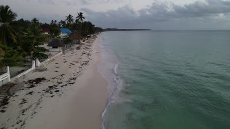 Propiedades-En-La-Playa-En-La-Playa-De-Uroa,-Isla-De-Zanzíbar,-Tanzania,-áfrica,-Tiro-Aéreo-Hacia-Adelante