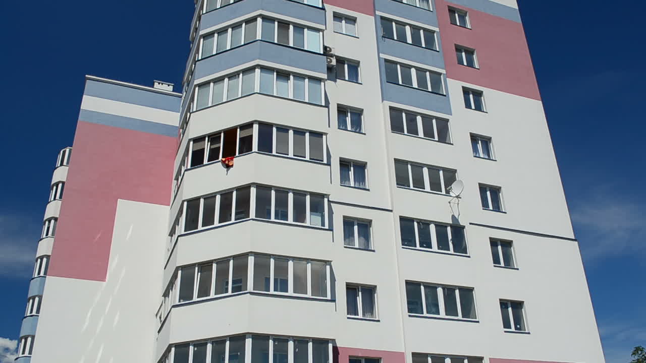 Casa contra o céu. Fotografado no verão.