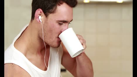 un joven guapo relajándose y escuchando música