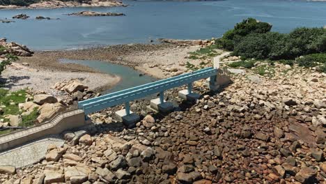 Luftaufnahme-Der-Blue-Lover-Bridge-In-Shek-O,-Hongkong,-Niedriger-Meeresspiegel