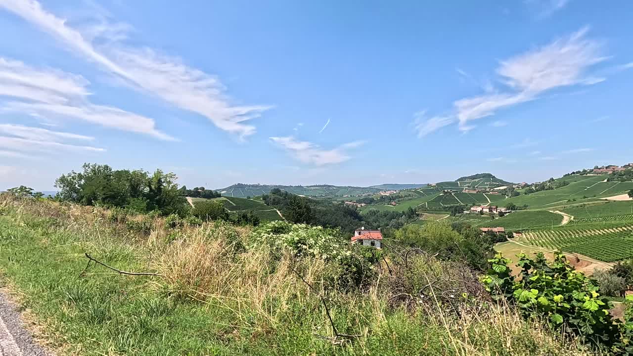 un viaje a través de paisajes exuberantes y montañosos