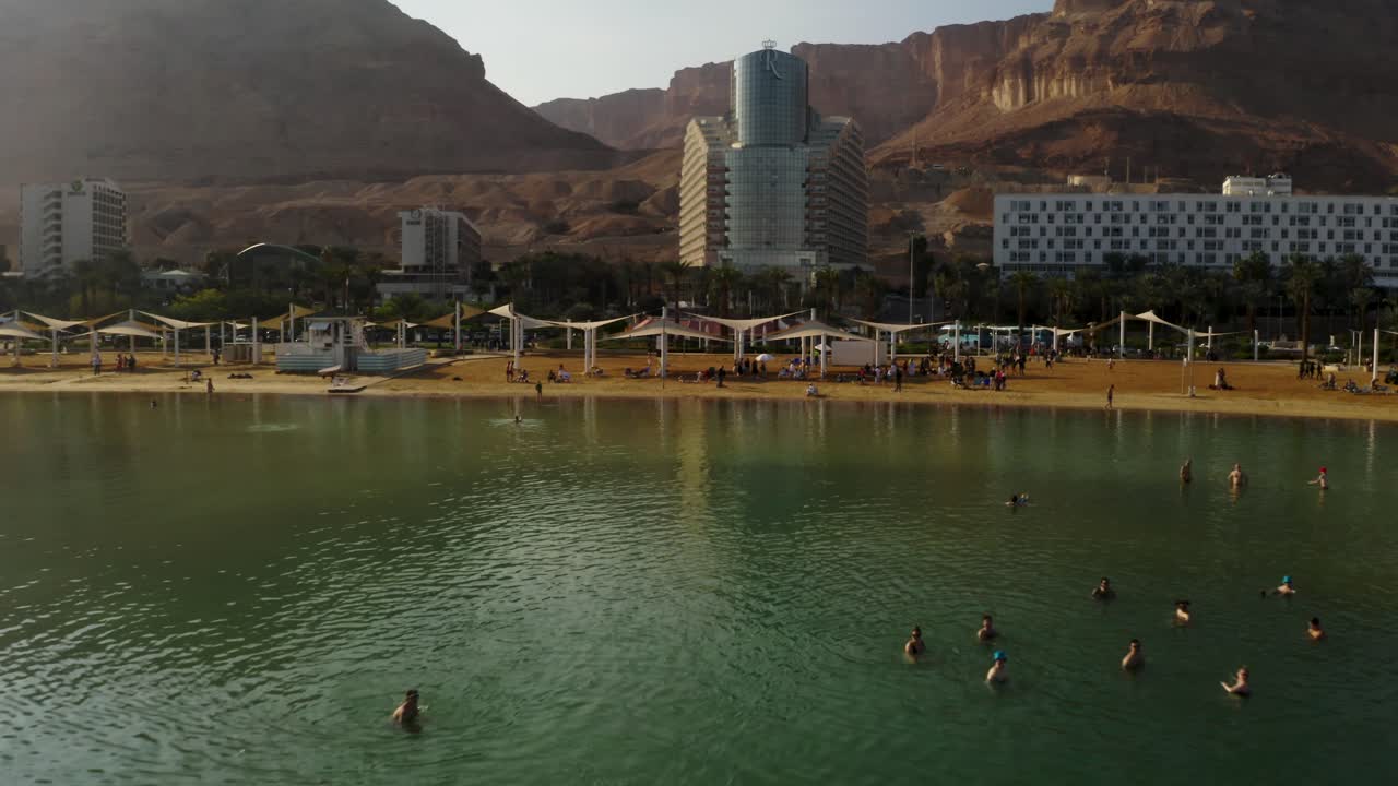 사해 호텔 구역 근처의 록키 산맥에서 4k 공중 드론 돌리