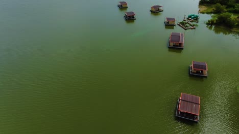 pequeños bungalows de pesca en un lago