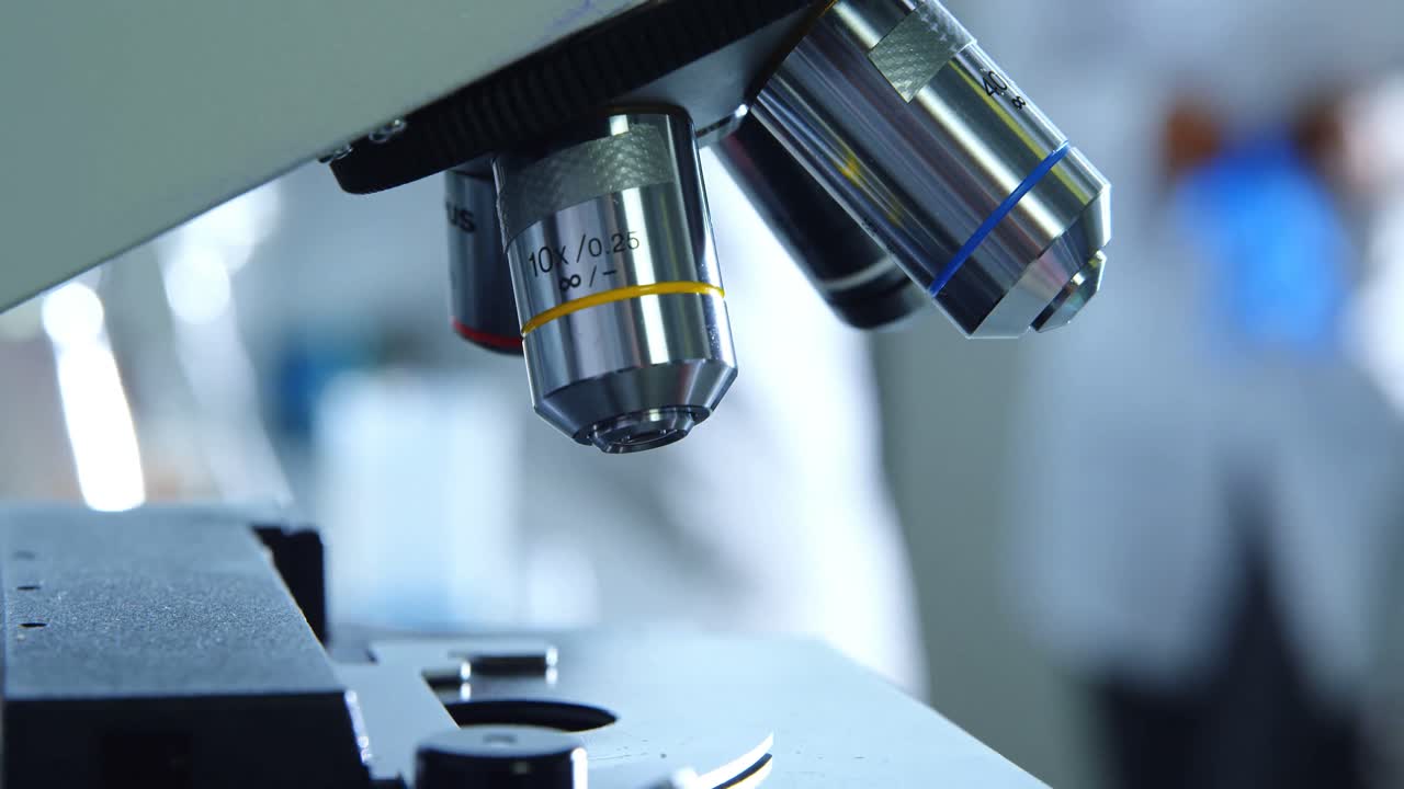 microscopio en el laboratorio 4k