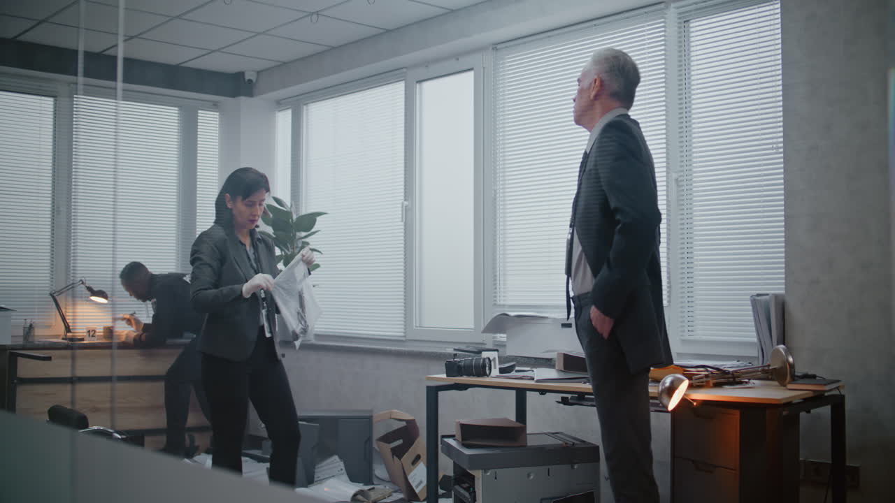 사무실에서 범죄 현장 조사