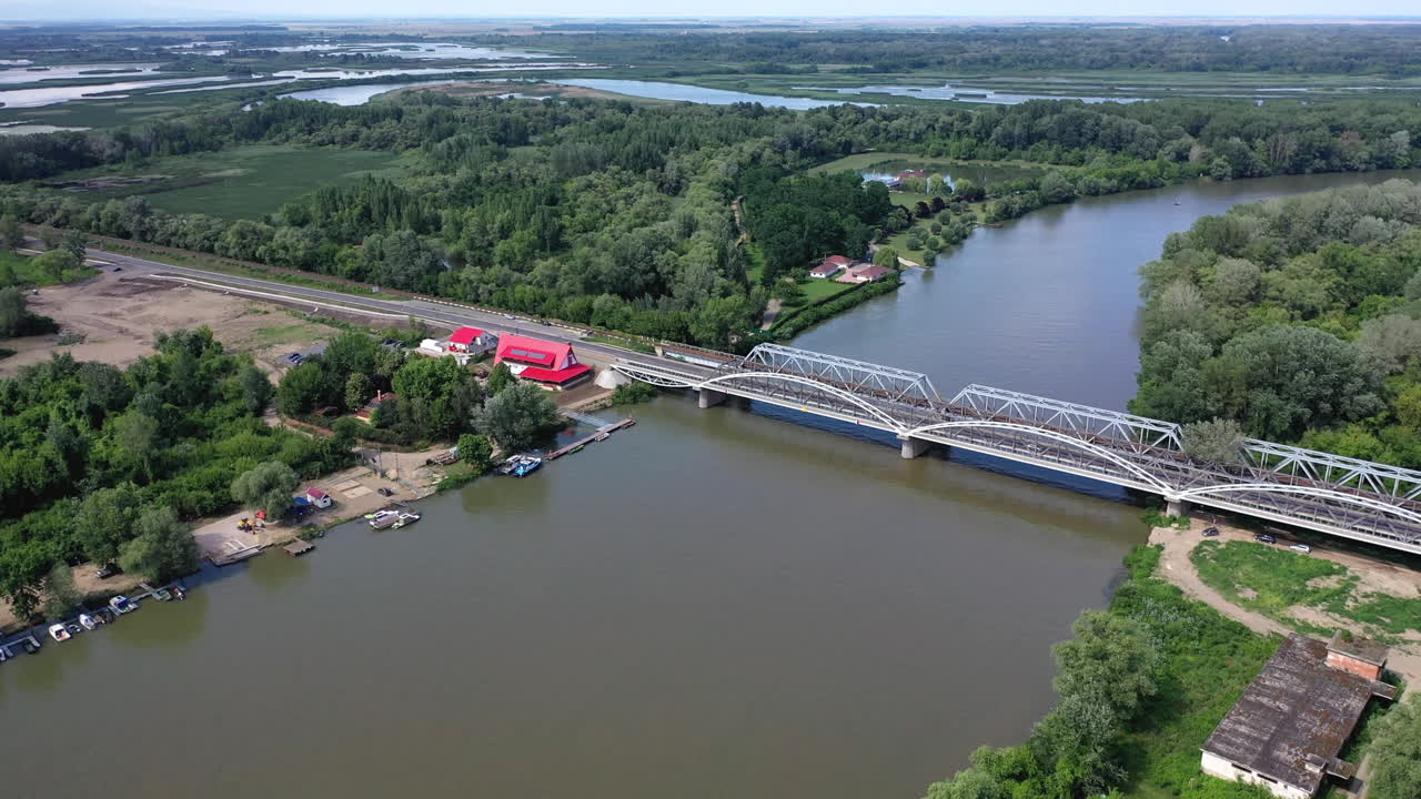 Drone in volo sopra un ponte che attraversa il fiume Tibisco in Ungheria.