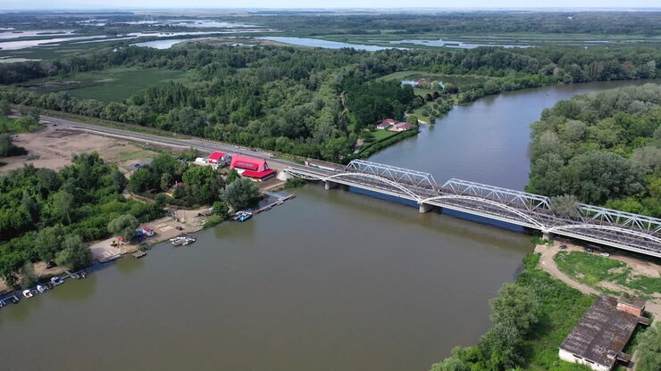 Drone in volo sopra un ponte che attraversa il fiume Tibisco in Ungheria.