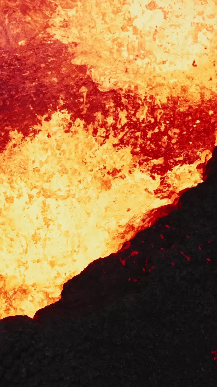 Sorvolando la lava incandescente. Primo piano aereo dell'eruzione di Sundhnukkar