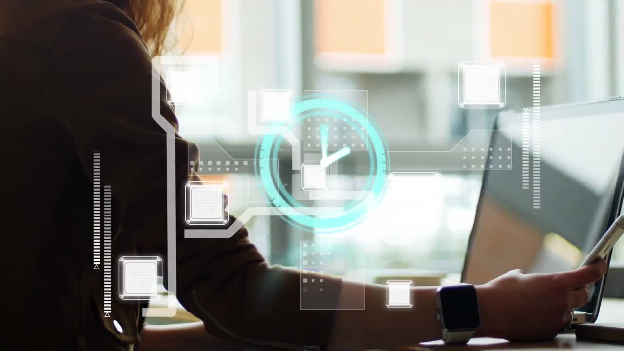 animación del reloj y el procesamiento de datos sobre una mujer de negocios en la oficina