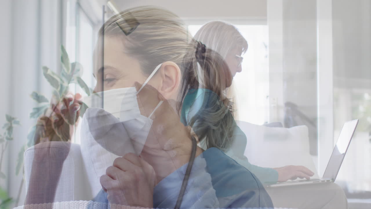 노인 여성이 노트북을 사용하고 간호사가 얼굴 마스크를 쓰고 있는 애니메이션
