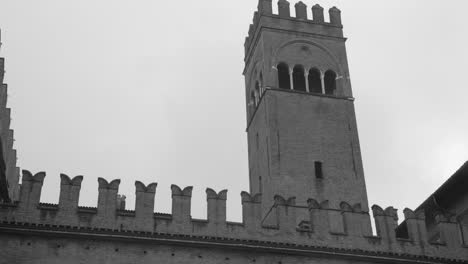 bella toma en blanco y negro del exterior, la fachada y los adornos del famoso palazzo del podesta en bolonia, italia