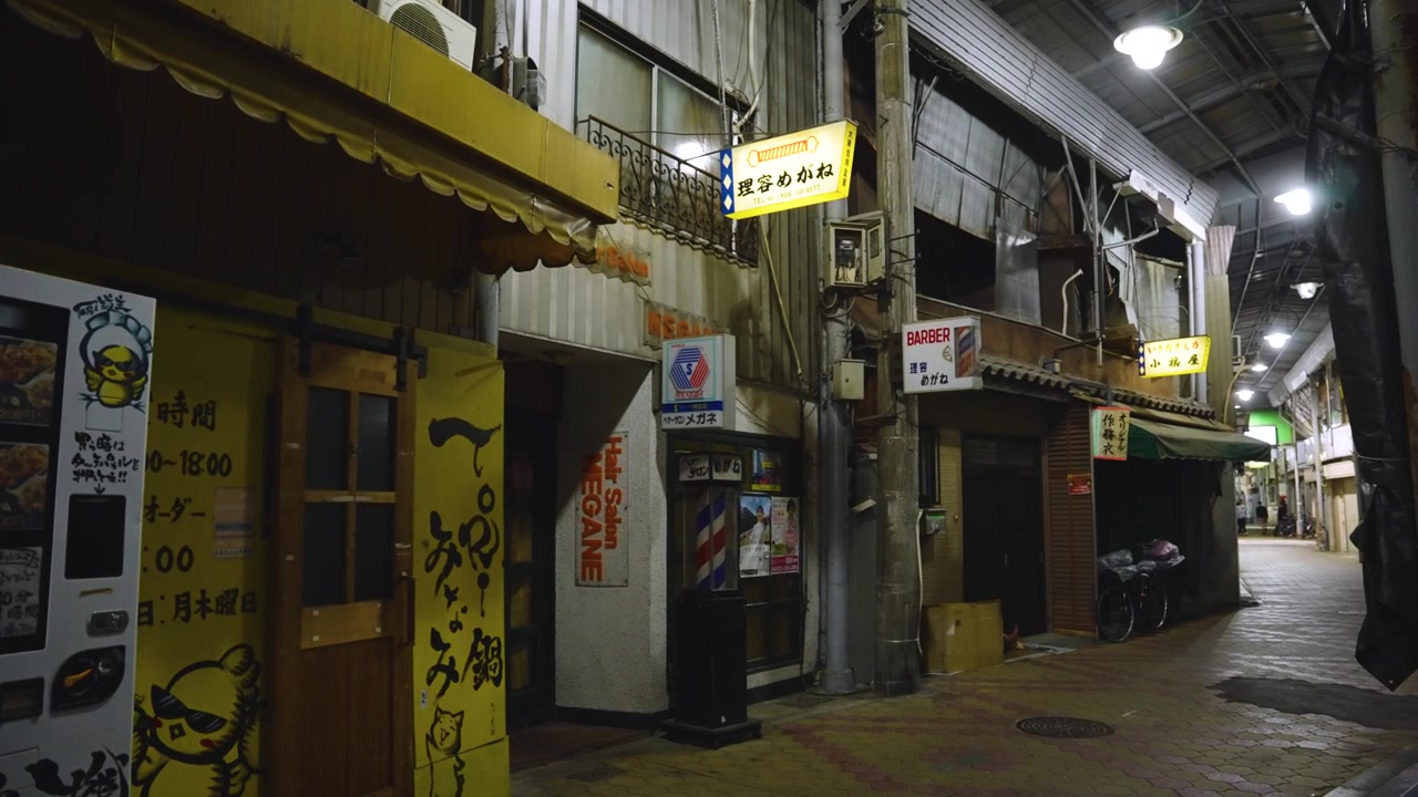 Opuštěná pasáž Shotengai ve čtvrti Nishinari, Ósaka, Japonsko.