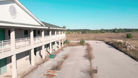 panorámica y pasando por un viejo motel tostado por el sol